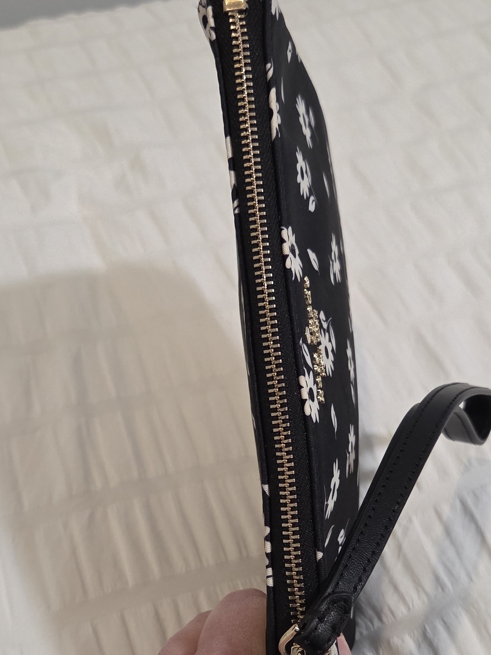 kate spade Black and White Daisy Zip Wristlet - Picture 10 of 10
